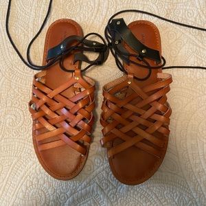 Sandals American Eagle tan and black ankle tie